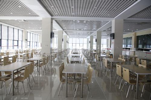 企業(yè)食堂承包給專業(yè)公司和自我管理有利有弊？